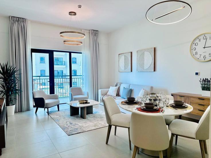 Abu Dhabi Yas IslandのBuilding Tariaq Bedon Esm - serenity-sands-holiday-homes - 1472482のアパートメントにある、モダンな家具を備えたエレガントなデザインのリビングルーム Abu Dhabi Yas IslandのBuilding Tariaq Bedon Esm - serenity-sands-holiday-homes - 1472482のアパートメントにある、モダンな家具を備えたエレガントなデザインのリビングルーム