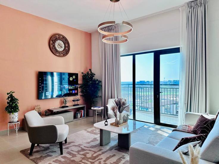 Yas Island, Abu Dhabi에 위치한 Building Tariaq Bedon Esm - serenity-sands-holiday-homes - 1472483 유닛의 세련된 인테리어가 돋보이는 거실 Yas Island, Abu Dhabi에 위치한 Building Tariaq Bedon Esm - serenity-sands-holiday-homes - 1472483 유닛의 세련된 인테리어가 돋보이는 거실