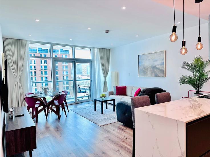 Elegante sala de estar con mobiliario moderno en un apartamento en Building Al Naseem A - serenity-sands-holiday-homes - 1695298 en Al Rahah, Abu Dhabi Elegante sala de estar con mobiliario moderno en un apartamento en Building Al Naseem A - serenity-sands-holiday-homes - 1695298 en Al Rahah, Abu Dhabi