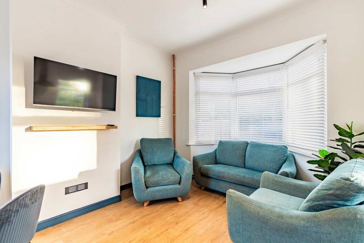 Building Bowthorpe Road - seven-space-stays - 1584081 adresindeki bir dairede modern mobilyalarla zarif bir şekilde tasarlanmış oturma odası Norwich, Norwich Building Bowthorpe Road - seven-space-stays - 1584081 adresindeki bir dairede modern mobilyalarla zarif bir şekilde tasarlanmış oturma odası Norwich, Norwich