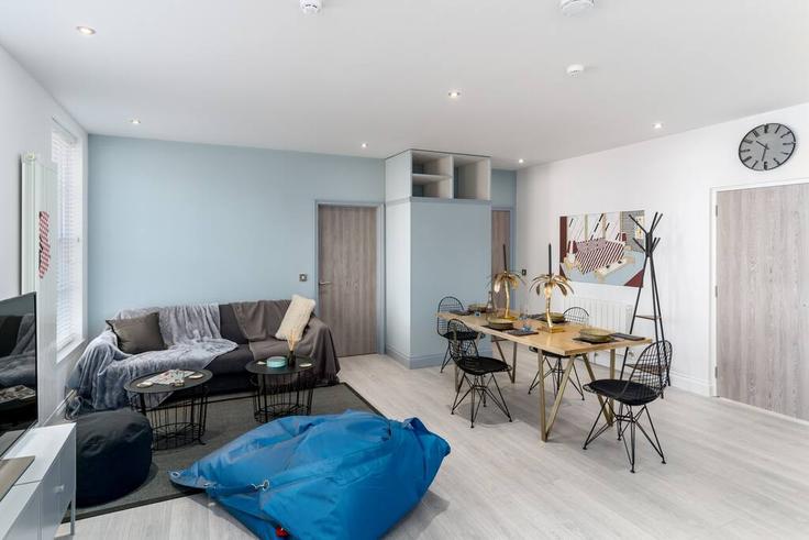 Salle de séjour élégante avec mobilier moderne dans un appartement à Building Cattle Market Street - seven-space-stays - 1583896 à Norwich, Norwich Salle de séjour élégante avec mobilier moderne dans un appartement à Building Cattle Market Street - seven-space-stays - 1583896 à Norwich, Norwich
