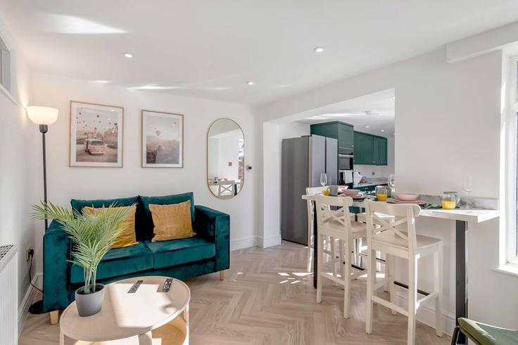 Sala de estar elegantemente projetada com móveis modernos em um apartamento no Building Queens Road - seven-space-stays - 1584061 em Norwich, Norwich Sala de estar elegantemente projetada com móveis modernos em um apartamento no Building Queens Road - seven-space-stays - 1584061 em Norwich, Norwich