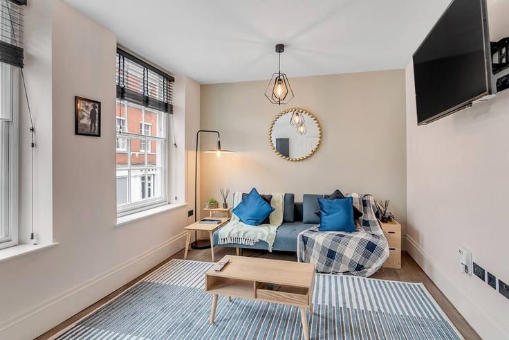 Sala de estar elegantemente projetada com móveis modernos em um apartamento no Building Rigbys Court - seven-space-stays - 1583904 em Norwich, Norwich Sala de estar elegantemente projetada com móveis modernos em um apartamento no Building Rigbys Court - seven-space-stays - 1583904 em Norwich, Norwich