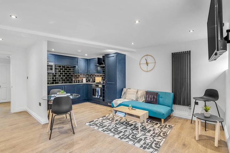 Sala de estar elegantemente projetada com móveis modernos em um apartamento no Building Rigbys Court - seven-space-stays - 1584060 em Norwich, Norwich Sala de estar elegantemente projetada com móveis modernos em um apartamento no Building Rigbys Court - seven-space-stays - 1584060 em Norwich, Norwich