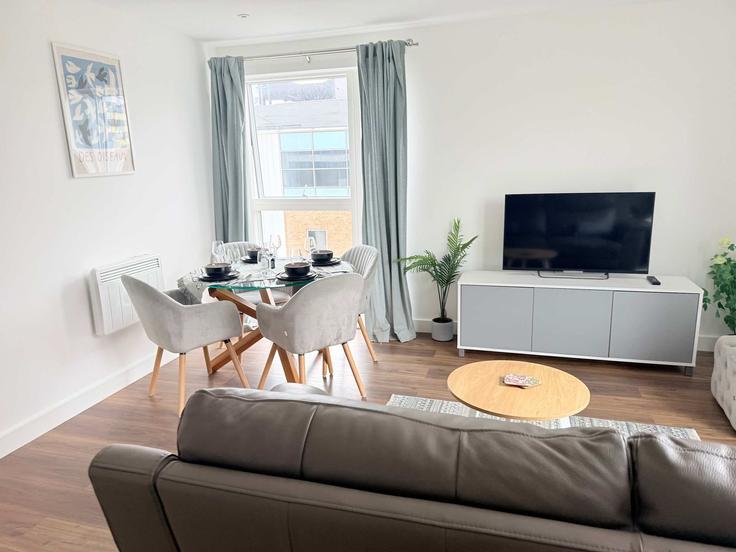 Building Market Street - sevenliving-guesty - 1470516 adresindeki bir dairede modern mobilyalarla zarif bir şekilde tasarlanmış oturma odası Bracknell Forest, Bracknell