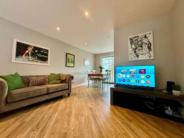 Elegant gestaltetes Wohnzimmer mit moderner Einrichtung in einer Wohnung im Building Cranhill Close - sevenliving-guesty - 1470515 in Metropolitan Borough of Solihull, Solihull Elegant gestaltetes Wohnzimmer mit moderner Einrichtung in einer Wohnung im Building Cranhill Close - sevenliving-guesty - 1470515 in Metropolitan Borough of Solihull, Solihull