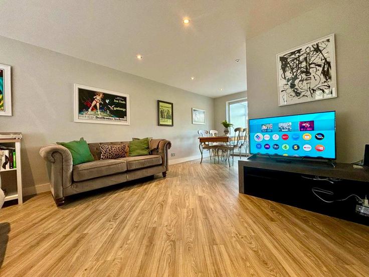 Sala de estar elegantemente projetada com móveis modernos em um apartamento no Building Cranhill Close - sevenliving-guesty - 1470515 em Metropolitan Borough of Solihull, Solihull Sala de estar elegantemente projetada com móveis modernos em um apartamento no Building Cranhill Close - sevenliving-guesty - 1470515 em Metropolitan Borough of Solihull, Solihull