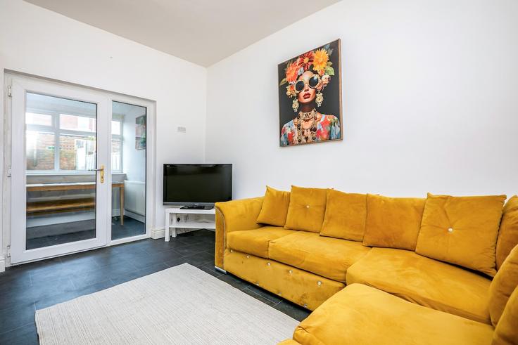 Elegante sala de estar con mobiliario moderno en un apartamento en Building Sheppard Road - shaw-co-properties-ltd - 1582288 en City of Doncaster, Doncaster
