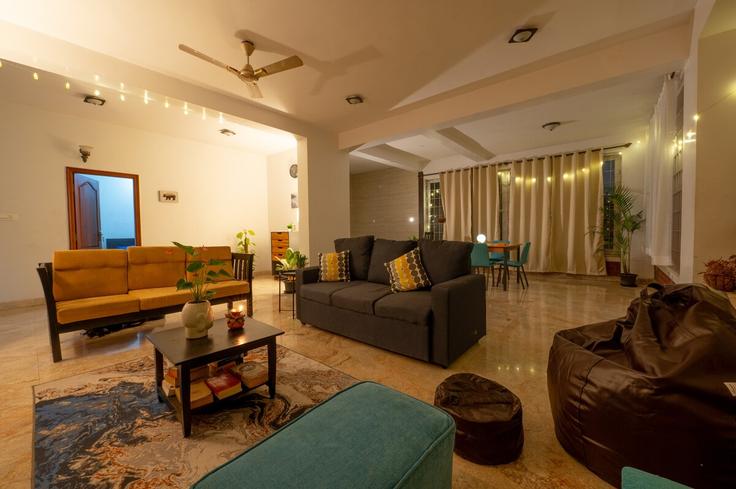 Elegante sala de estar con mobiliario moderno en un apartamento en Building Sarjapur - Marathahalli Road - shepherds - 1366673 en Bellandur, Bengaluru