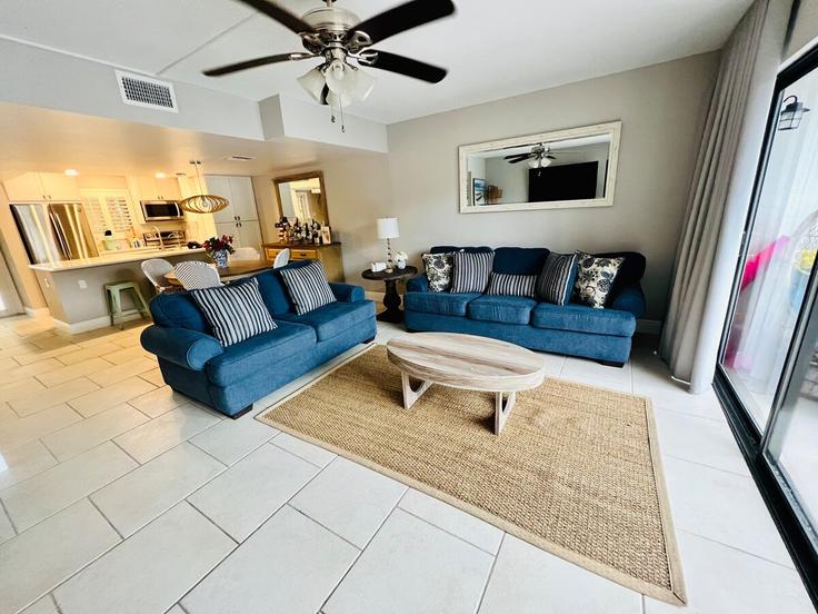 Elegant gestaltetes Wohnzimmer mit moderner Einrichtung in einer Wohnung im Building Overseas Highway - shorehouse-management - 1283053 - USA in Key Largo, Key Largo