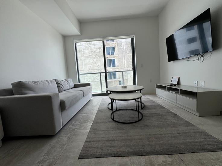 Elegant gestaltetes Wohnzimmer mit moderner Einrichtung in einer Wohnung im Building Southwest 9th Street - shorehouse-management - 1283073 - MIA in Miami, Miami