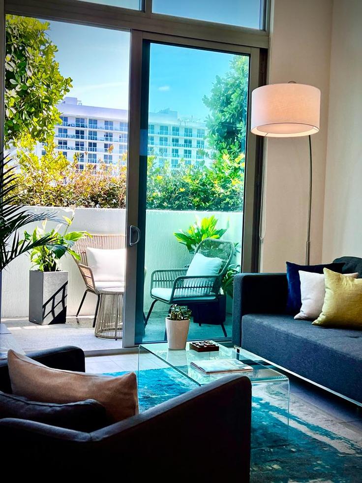 Building Biscayne Boulevard - shorehouse-management - 1283072 - MIA adresindeki bir dairede modern mobilyalarla zarif bir şekilde tasarlanmış oturma odası Miami, Miami Building Biscayne Boulevard - shorehouse-management - 1283072 - MIA adresindeki bir dairede modern mobilyalarla zarif bir şekilde tasarlanmış oturma odası Miami, Miami