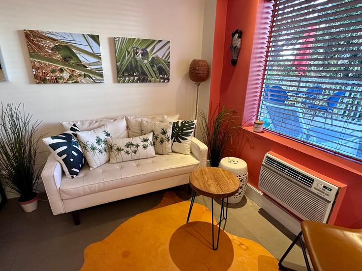 Elegante sala de estar con mobiliario moderno en un apartamento en Building 24th Street - shorehouse-management - 1329110 en Miami Beach, Miami Beach