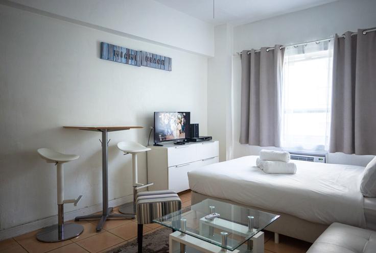 Elegante sala de estar con mobiliario moderno en un apartamento en Building 24th Street - shorehouse-management - 1318249 en Miami Beach, Miami Beach