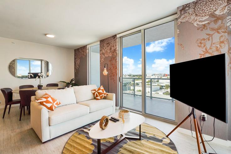 Miami, Miami에 위치한 Building Northeast 39th Street - shorehouse-management - 1475383 유닛의 세련된 인테리어가 돋보이는 거실