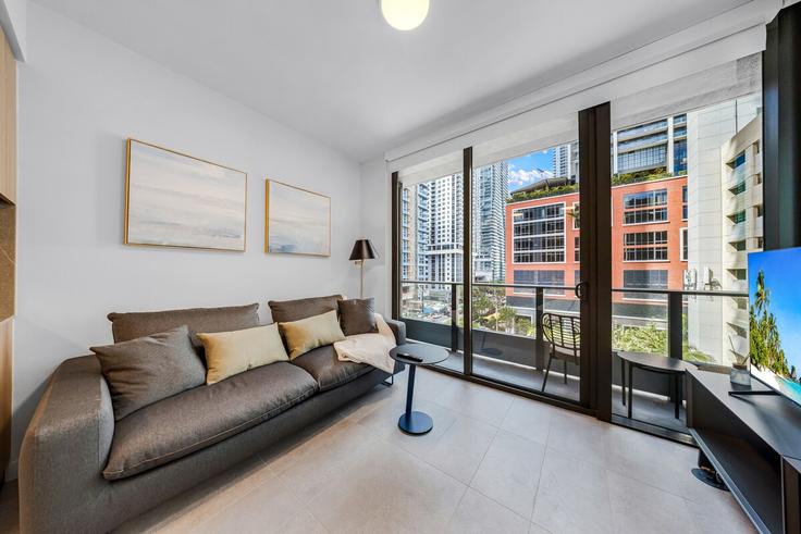 Elegant gestaltetes Wohnzimmer mit moderner Einrichtung in einer Wohnung im Building Northeast 5th Street - shorehouse-management - 1492032 in Miami, Miami
