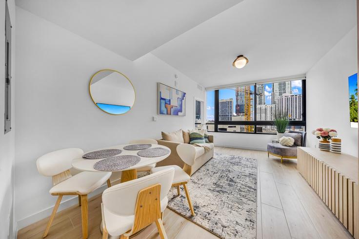 Elegante sala de estar con mobiliario moderno en un apartamento en Building North Miami Avenue - shorehouse-management - 1516037 en Miami, Miami