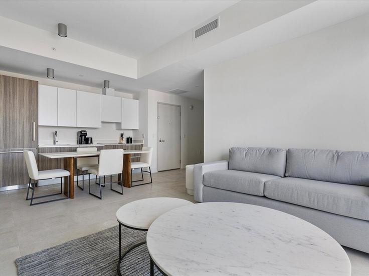Miami, Miami에 위치한 Building Southwest 9th Street - shorehouse-management - 1526887 유닛의 세련된 인테리어가 돋보이는 거실 Miami, Miami에 위치한 Building Southwest 9th Street - shorehouse-management - 1526887 유닛의 세련된 인테리어가 돋보이는 거실