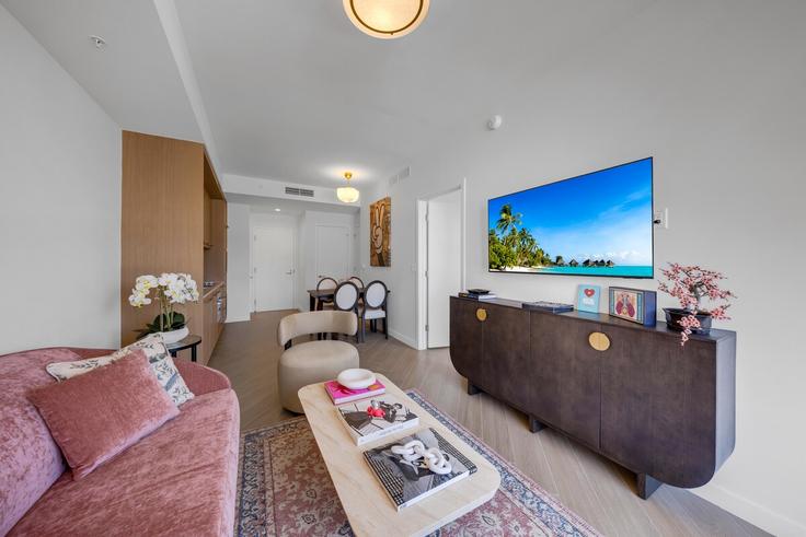 Salle de séjour élégante avec mobilier moderne dans un appartement à Building Northwest 2nd Avenue - shorehouse-management - 1541826 à Miami, Miami