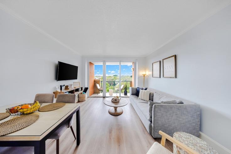Elegant gestaltetes Wohnzimmer mit moderner Einrichtung in einer Wohnung im Building South Bayshore Drive - shorehouse-management - 1283078 - MIA in Miami, Miami