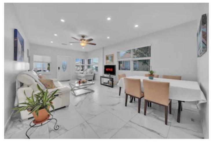 Building Northwest 1st Street - shorehouse-management - 1283062 - MIA adresindeki bir dairede modern mobilyalarla zarif bir şekilde tasarlanmış oturma odası Miami, Miami