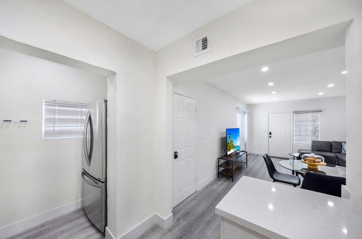 Salle de séjour élégante avec mobilier moderne dans un appartement à Building Northeast 69th Street - shorehouse-management - 1283056 - MIA à Miami, Miami