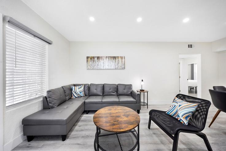 Elegante sala de estar con mobiliario moderno en un apartamento en Building Northeast 69th Street - shorehouse-management - 1283056 - MIA en Miami, Miami