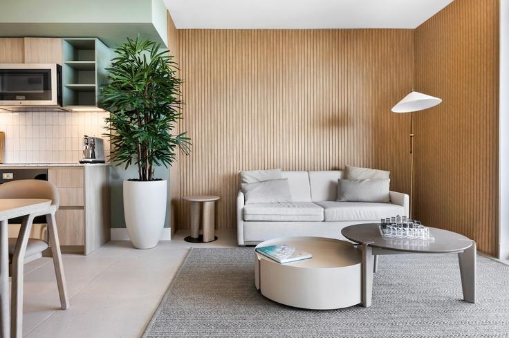 Elegante sala de estar con mobiliario moderno en un apartamento en Building Northeast 1st Avenue - shorehouse-management - 1283076 - MIA en Miami, Miami