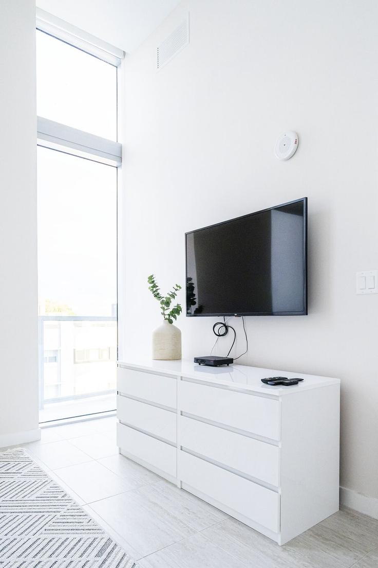 Sala de estar elegantemente projetada com móveis modernos em um apartamento no Building Biscayne Boulevard - shorehouse-management - 1283079 - MIA em Miami, Miami Sala de estar elegantemente projetada com móveis modernos em um apartamento no Building Biscayne Boulevard - shorehouse-management - 1283079 - MIA em Miami, Miami