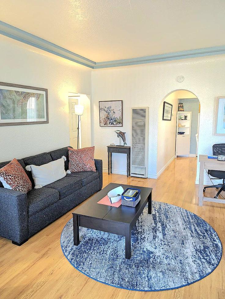Salle de séjour élégante avec mobilier moderne dans un appartement à Building East Division Street - shorestayhideaways - 1025025 - LAX à Long Beach, Long Beach