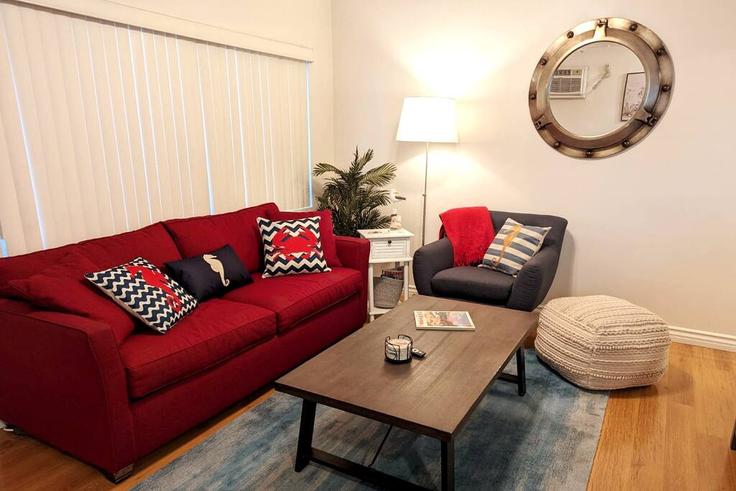 Elegant gestaltetes Wohnzimmer mit moderner Einrichtung in einer Wohnung im Building Ximeno Avenue - shorestayhideaways - 1025029 - LAX in Long Beach, Long Beach Elegant gestaltetes Wohnzimmer mit moderner Einrichtung in einer Wohnung im Building Ximeno Avenue - shorestayhideaways - 1025029 - LAX in Long Beach, Long Beach