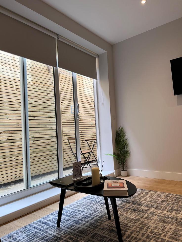 Sala de estar elegantemente projetada com móveis modernos em um apartamento no Building Woodlands Close - short-hosts-ltd - 1369412 em London Borough of Barnet, London Sala de estar elegantemente projetada com móveis modernos em um apartamento no Building Woodlands Close - short-hosts-ltd - 1369412 em London Borough of Barnet, London