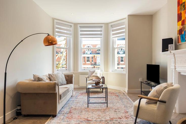 London City of WestminsterのBuilding Grantully Road - short-hosts-ltd - 1366366のアパートメントにある、モダンな家具を備えたエレガントなデザインのリビングルーム