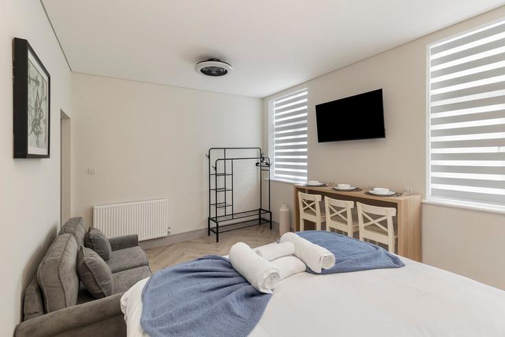 Salle de séjour élégante avec mobilier moderne dans un appartement à Building Allington Road - short-hosts-ltd - 1369928 à London Borough of Barnet, London