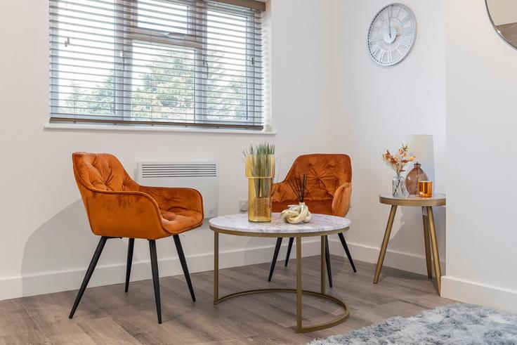 Sala de estar elegantemente projetada com móveis modernos em um apartamento no Building Elmcroft Crescent - short-hosts-ltd - 1369936 em London Borough of Barnet, London