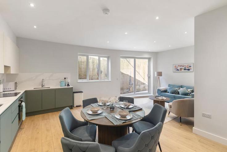 London Borough of Barnet, London 소재 Building Danescroft Gardens - short-hosts-ltd - 1367417 유닛에 마련된, 현대적인 가구로 꾸며진 우아한 디자인의 거실