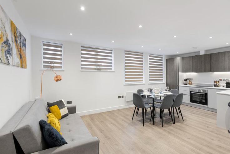 London Borough of Barnet, London 소재 Building Finchley Road - short-hosts-ltd - 1369944 유닛에 마련된, 현대적인 가구로 꾸며진 우아한 디자인의 거실