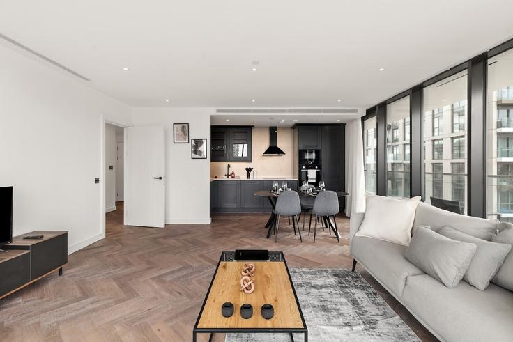 Elegant gestaltetes Wohnzimmer mit moderner Einrichtung in einer Wohnung im Building Pennington Street - short-hosts-ltd - 1502236 in London Borough of Tower Hamlets, London