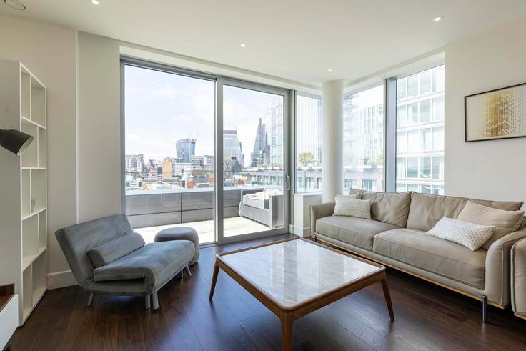 Elegant gestaltetes Wohnzimmer mit moderner Einrichtung in einer Wohnung im Building Gower's Walk - short-hosts-ltd - 1502232 in London Borough of Tower Hamlets, London