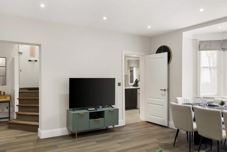 Elegante sala de estar con mobiliario moderno en un apartamento en Building Greville Road - short-hosts-ltd - 1465886 en London Borough of Camden, London