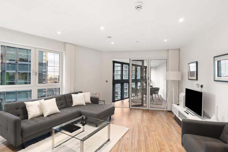 Sala de estar elegantemente projetada com móveis modernos em um apartamento no Building Leman Street - short-hosts-ltd - 1510860 em London Borough of Tower Hamlets, London Sala de estar elegantemente projetada com móveis modernos em um apartamento no Building Leman Street - short-hosts-ltd - 1510860 em London Borough of Tower Hamlets, London