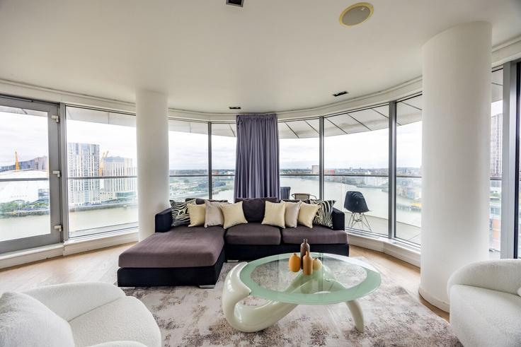 Elegant gestaltetes Wohnzimmer mit moderner Einrichtung in einer Wohnung im Building Fairmont Avenue - short-hosts-ltd - 1521468 in London Borough of Tower Hamlets, London Elegant gestaltetes Wohnzimmer mit moderner Einrichtung in einer Wohnung im Building Fairmont Avenue - short-hosts-ltd - 1521468 in London Borough of Tower Hamlets, London