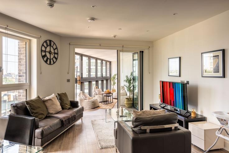 Elegant gestaltetes Wohnzimmer mit moderner Einrichtung in einer Wohnung im Building Leman Street - short-hosts-ltd - 1542495 in London Borough of Tower Hamlets, London Elegant gestaltetes Wohnzimmer mit moderner Einrichtung in einer Wohnung im Building Leman Street - short-hosts-ltd - 1542495 in London Borough of Tower Hamlets, London
