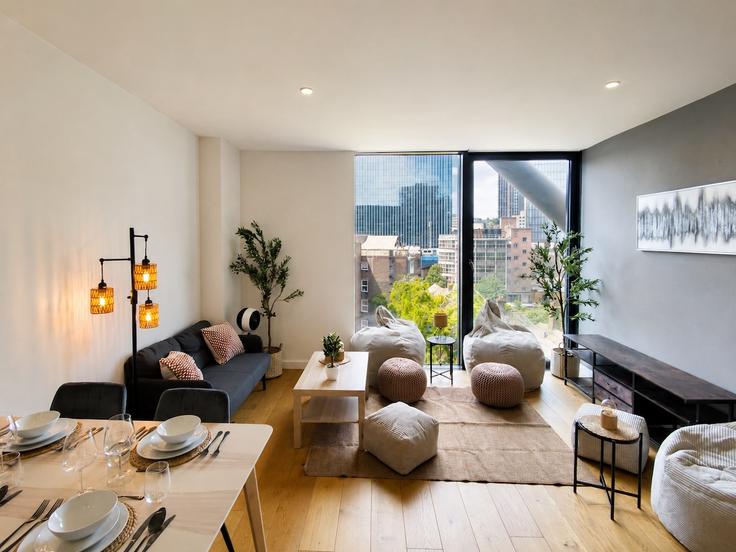 Sala de estar elegantemente projetada com móveis modernos em um apartamento no Building Hopton Street - short-hosts-ltd - 1569666 em London Borough of Southwark, London