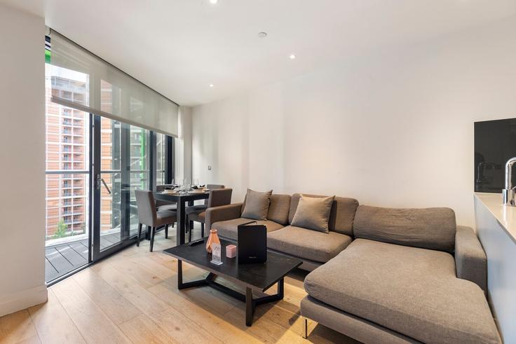 Sala de estar elegantemente projetada com móveis modernos em um apartamento no Building Kirtling Street - short-hosts-ltd - 1502235 em London Borough of Wandsworth, London Sala de estar elegantemente projetada com móveis modernos em um apartamento no Building Kirtling Street - short-hosts-ltd - 1502235 em London Borough of Wandsworth, London
