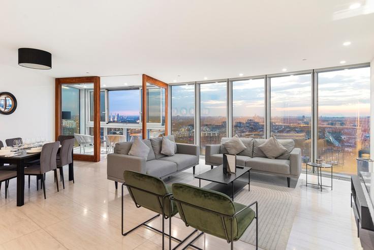 Elegante sala de estar con mobiliario moderno en un apartamento en Building Wandsworth Road - short-hosts-ltd - 1502233 en London Borough of Lambeth, London