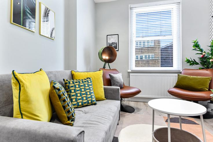 Building Star Road - short-hosts-ltd - 1369933 adresindeki bir dairede modern mobilyalarla zarif bir şekilde tasarlanmış oturma odası London Borough of Hammersmith and Fulham, London