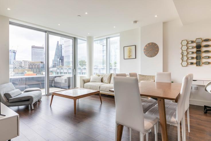 Sala de estar elegantemente projetada com móveis modernos em um apartamento no Building Gower's Walk - short-hosts-ltd - 1502232 em London Borough of Tower Hamlets, London Sala de estar elegantemente projetada com móveis modernos em um apartamento no Building Gower's Walk - short-hosts-ltd - 1502232 em London Borough of Tower Hamlets, London
