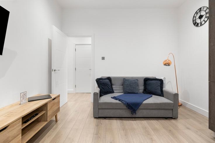 Building Ashbourne Avenue - short-hosts-ltd - 1369943 adresindeki bir dairede modern mobilyalarla zarif bir şekilde tasarlanmış oturma odası London Borough of Barnet, London