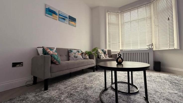 Salle de séjour élégante avec mobilier moderne dans un appartement à Building Wigston Road - short-let-host - 1591578 à London Borough of Newham, London Salle de séjour élégante avec mobilier moderne dans un appartement à Building Wigston Road - short-let-host - 1591578 à London Borough of Newham, London